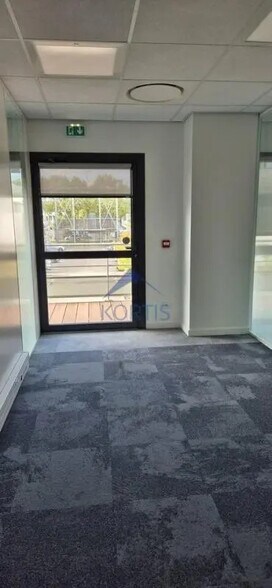 Office in Saint-Priest for lease - Interior Photo - Image 3 of 12