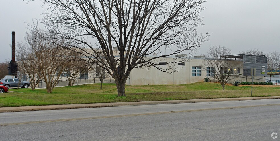 3000 E Cesar Chavez St, Austin, TX à louer - Photo du bâtiment - Image 3 de 51