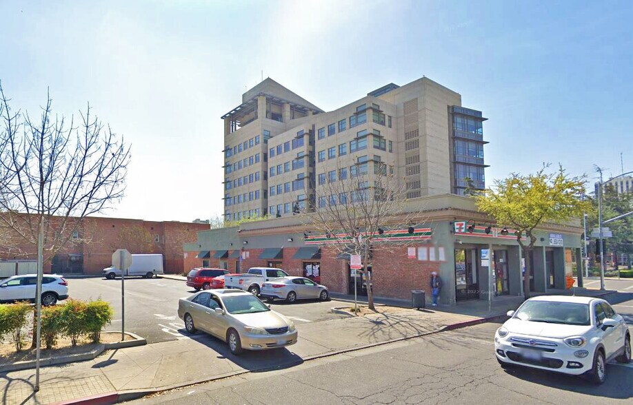 2630 Tulare St, Fresno, CA à louer - Photo du bâtiment - Image 1 de 2