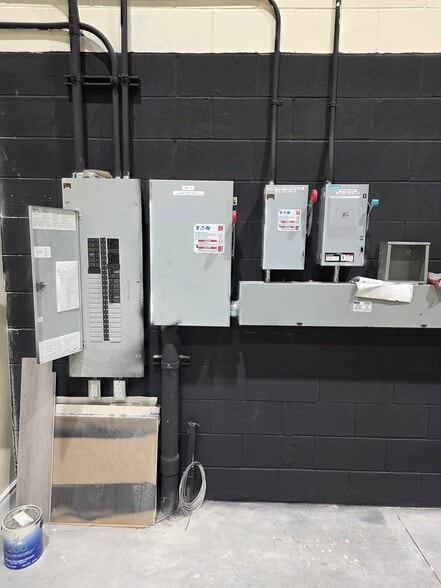 585 Hanlon Creek Blvd, Guelph, ON for lease - Building Photo - Image 3 of 16