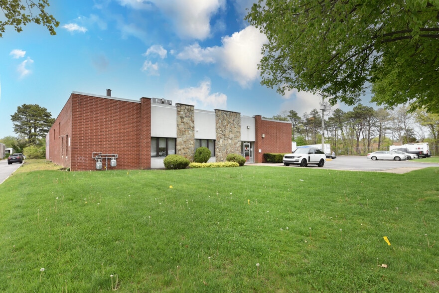 1565 Ocean Ave, Bohemia, NY à louer - Photo du bâtiment - Image 3 de 25