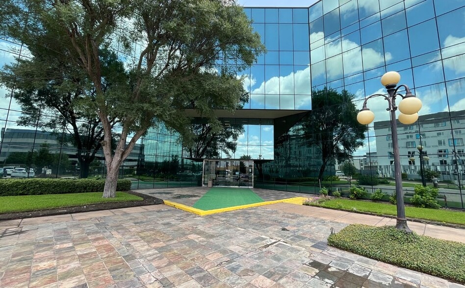 9432 Katy Fwy, Houston, TX for lease - Building Photo - Image 2 of 12