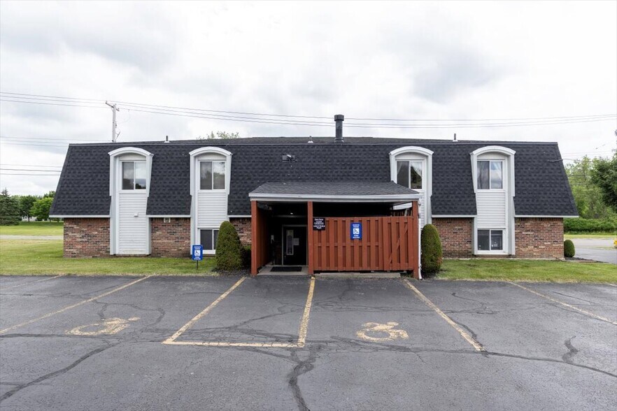932 French Rd, Cheektowaga, NY à vendre - Photo du bâtiment - Image 3 de 48