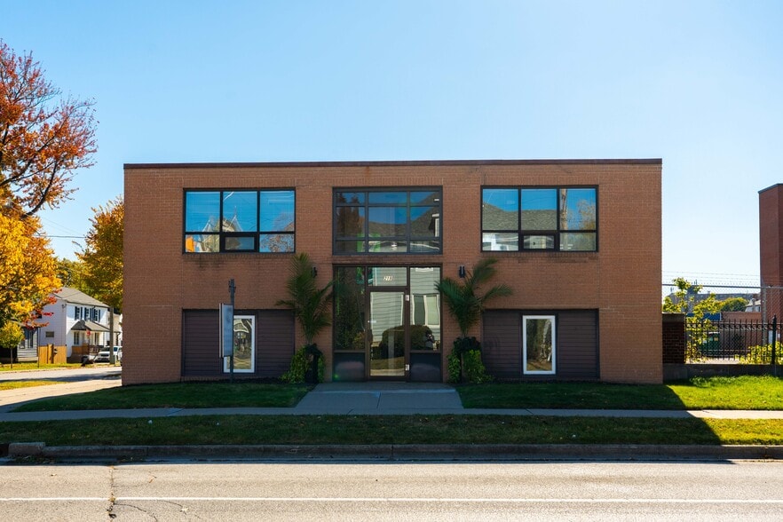 219 Lochiel St, Sarnia, ON for sale - Building Photo - Image 2 of 48