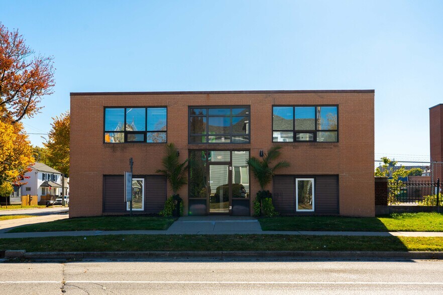 219 Lochiel St, Sarnia, ON à vendre - Photo du bâtiment - Image 2 de 48