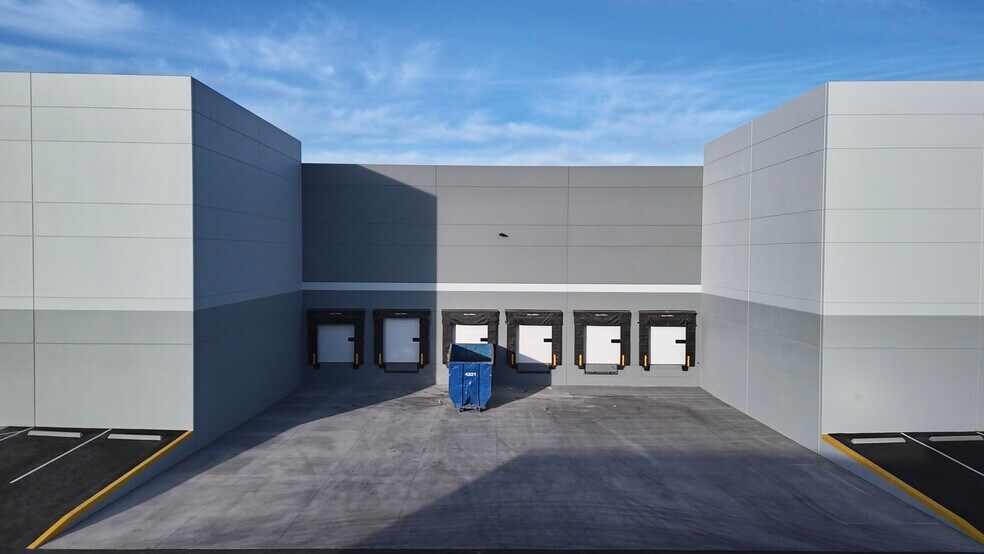 6950 Miller Ln, Las Vegas, NV à vendre - Photo du bâtiment - Image 3 de 11