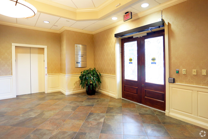 1858 Ringling Blvd, Sarasota, FL for lease - Lobby - Image 2 of 6