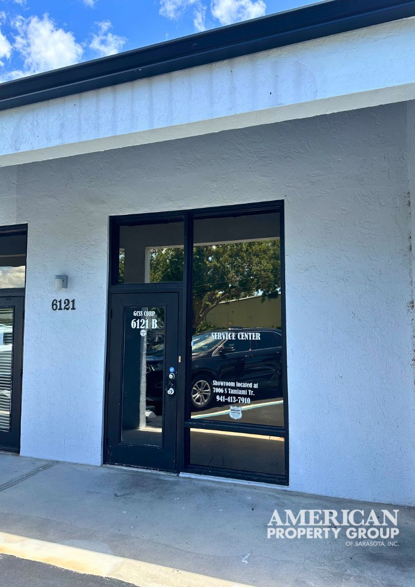 6111-6121 Clark Center Ave, Sarasota, FL à louer Photo du bâtiment- Image 1 de 3