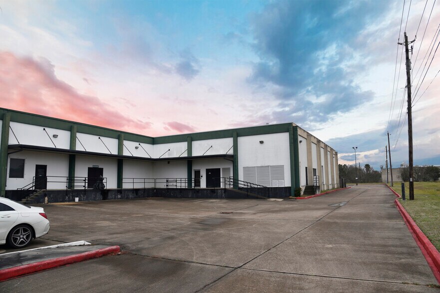 900 Gemini St, Houston, TX à louer - Photo du bâtiment - Image 2 de 4