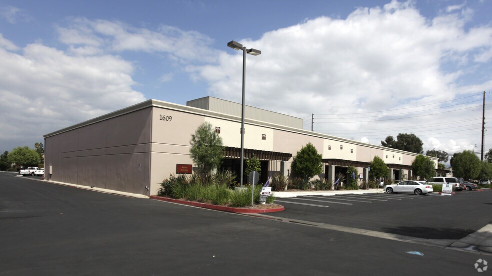 1609 E McFadden Ave, Santa Ana, CA for lease - Building Photo - Image 2 of 2