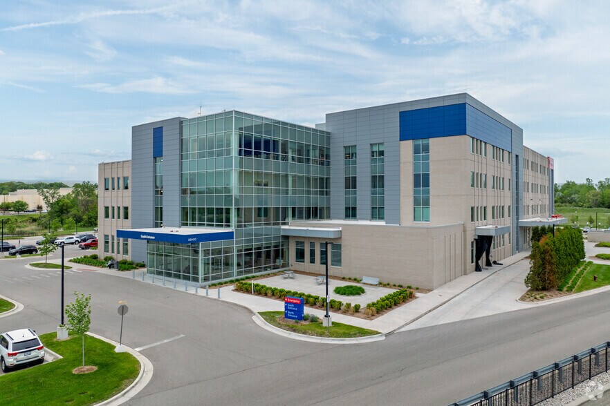 39000 W Seven Mile Rd, Livonia, MI à louer - Photo du bâtiment - Image 1 de 14