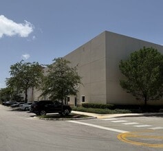 7429 Riviera Blvd, Miramar, FL à louer Photo du bâtiment- Image 2 de 4