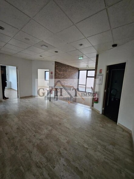 Office in Verrières-le-Buisson for lease - Interior Photo - Image 3 of 4