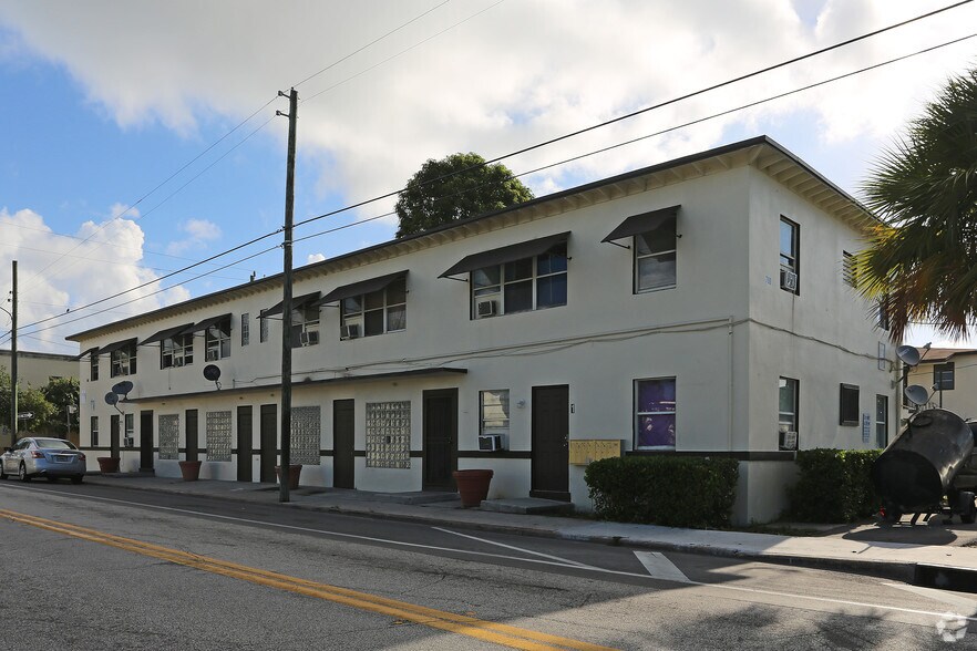 700 Tamarind Ave, West Palm Beach, FL for sale - Primary Photo - Image 1 of 11