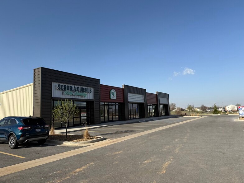 1350 N Maxine Ave, Nixa, MO à louer - Photo du bâtiment - Image 3 de 34