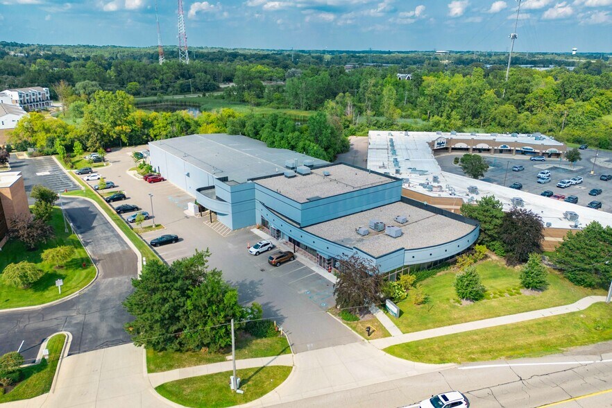 42350 Grand River Ave, Novi, MI à vendre - Photo du bâtiment - Image 2 de 41