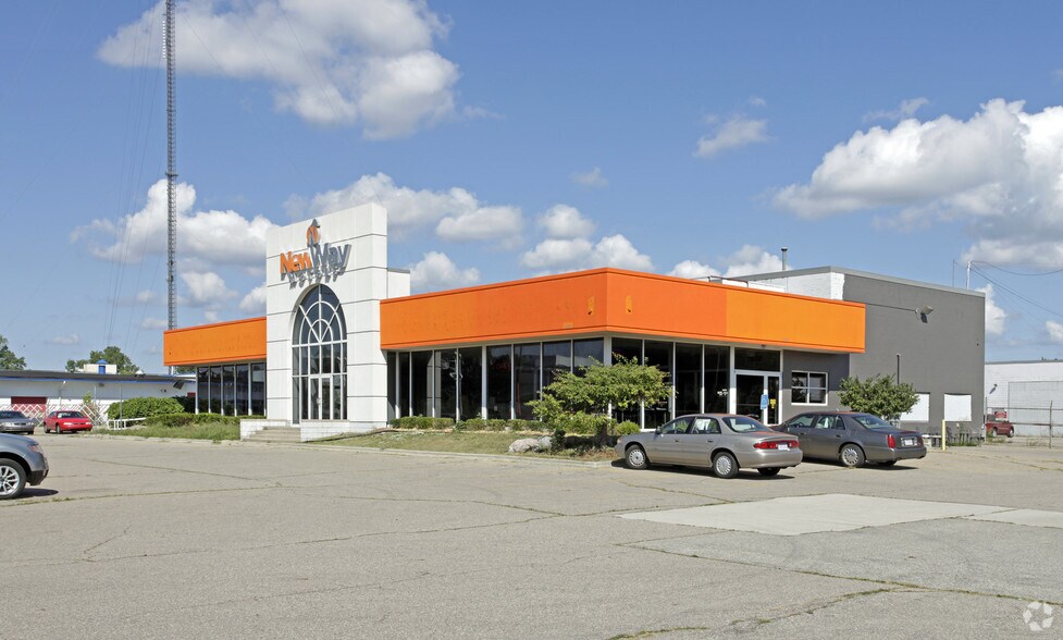 10500 W 8 Mile Rd, Ferndale, MI à louer - Photo principale - Image 2 de 6
