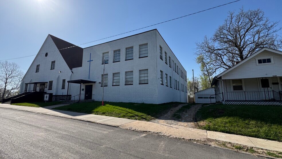 5445 E 29th St, Kansas City, MO à vendre - Photo du bâtiment - Image 2 de 40