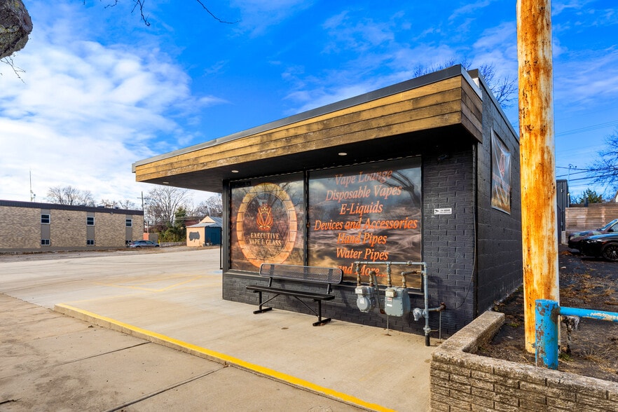 5914 Troost Ave, Kansas City, MO for lease - Building Photo - Image 3 of 27