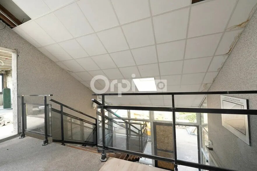 Office in Saint-Quentin-Fallavier for lease - Interior Photo - Image 2 of 7