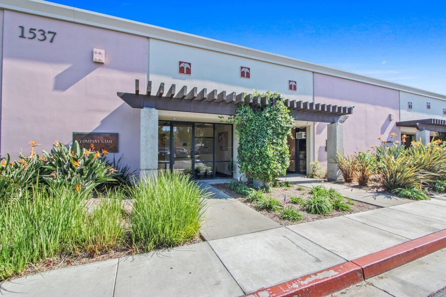 1537 E McFadden Ave, Santa Ana, CA à louer - Photo du bâtiment - Image 2 de 21