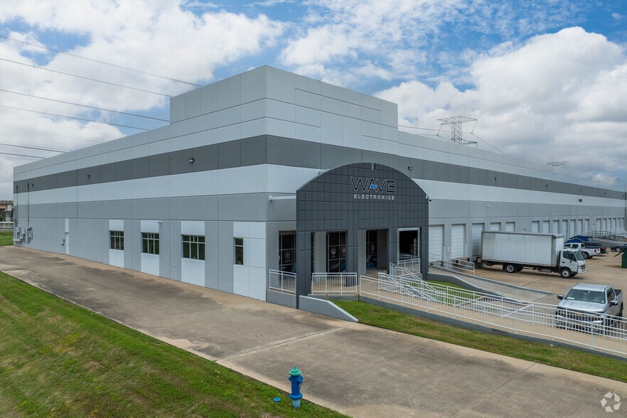 8648 Glenmont Dr, Houston, TX for lease - Building Photo - Image 1 of 7