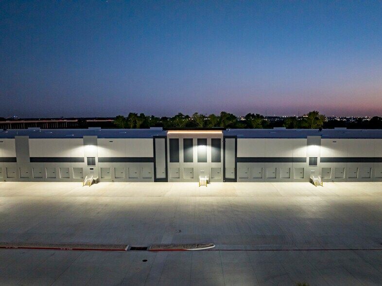 1107 Conveyor Ln, Dallas, TX à louer - Photo du bâtiment - Image 3 de 31