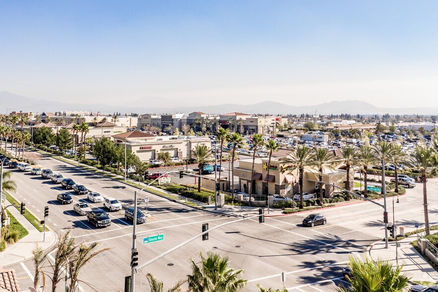 16639-16685 Sierra Lakes Pky, Fontana, CA à louer - Photo du bâtiment - Image 2 de 15