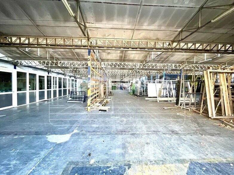 Flex in Marseille for lease - Interior Photo - Image 1 of 6