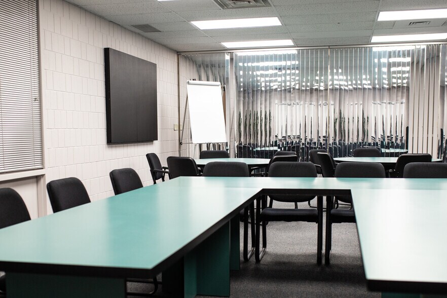 809 W Detweiller Dr, Peoria, IL à louer - Photo intérieure - Image 3 de 5