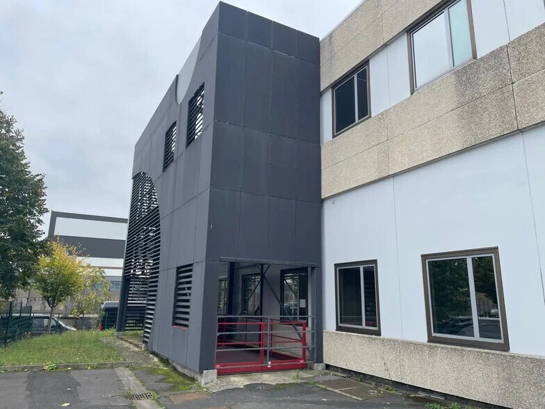 Flex dans Nanterre à louer - Photo du bâtiment - Image 2 de 16