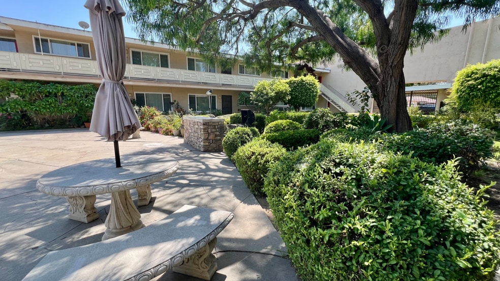 343 S Bedford Rd, Orange, CA for sale - Building Photo - Image 3 of 4