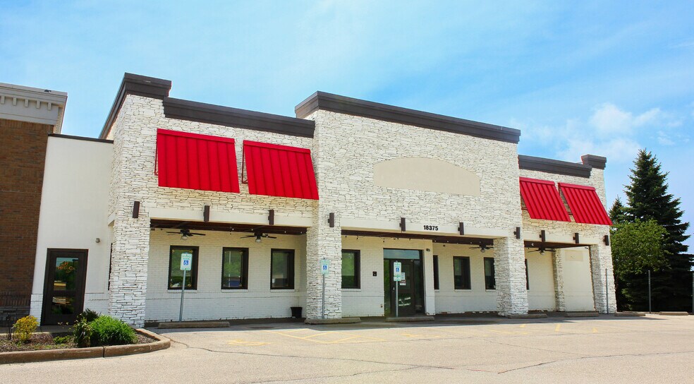 18355-18375 W Bluemound Rd, Brookfield, WI for lease - Building Photo - Image 1 of 2