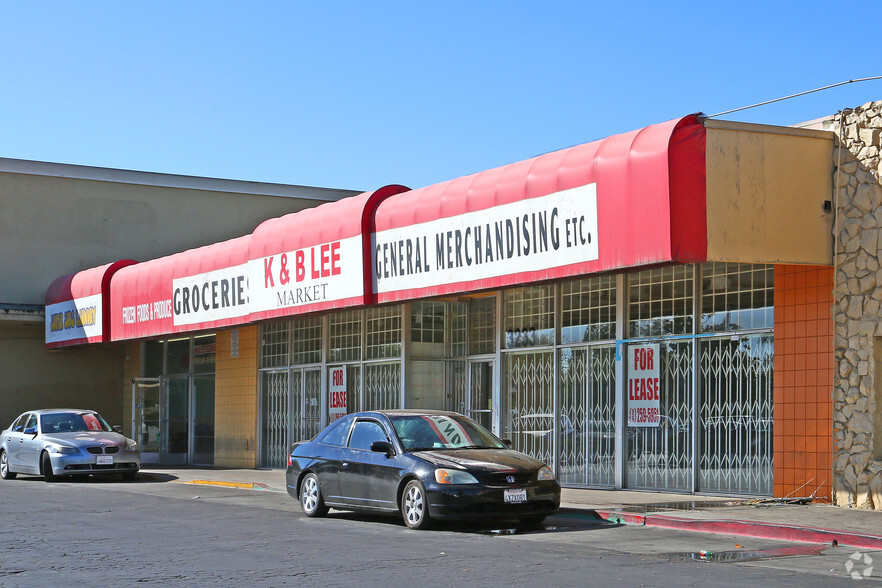 3231 N Cedar Ave, Fresno, CA for lease - Building Photo - Image 1 of 5