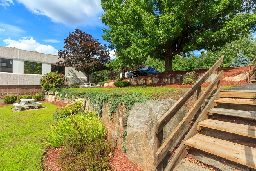 136 Harvey Rd, Londonderry, NH à louer - Photo du bâtiment - Image 3 de 34