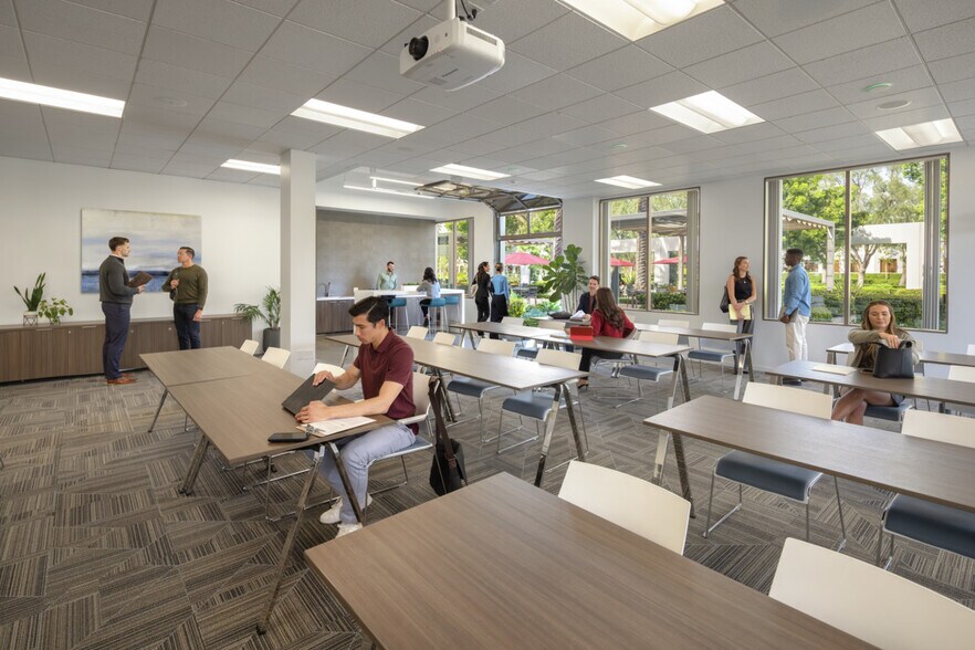 3200 El Camino Real, Irvine, CA à louer - Photo intérieure - Image 3 de 12