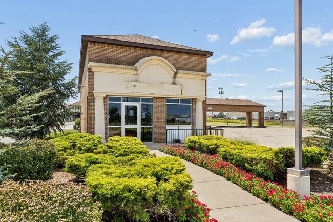 Plus de détails pour 700 E Memorial Rd, Oklahoma City, OK - Commerce de détail à louer