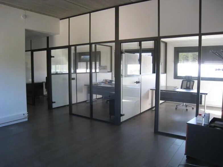 Office in La Ciotat for lease - Building Photo - Image 2 of 7