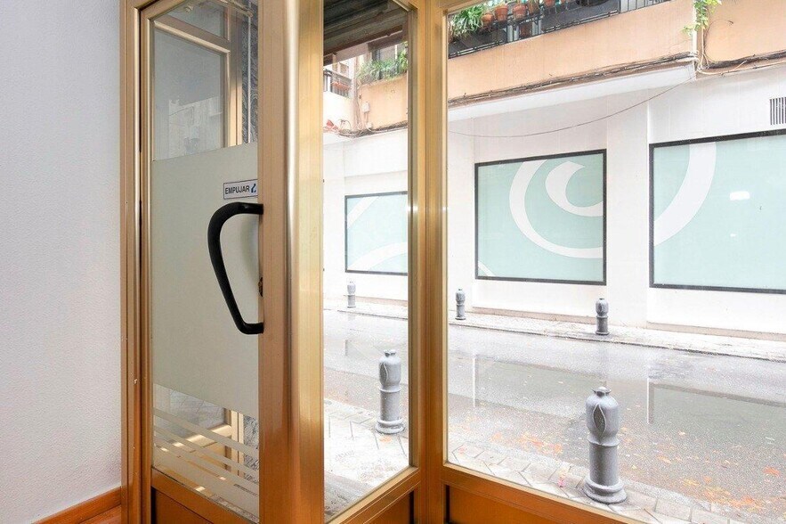 Commerce de détail dans Granada à louer - Photo du bâtiment - Image 2 de 11