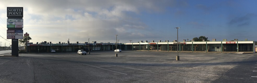 4535 Fredericksburg Rd, San Antonio, TX à louer - Photo du bâtiment - Image 3 de 9