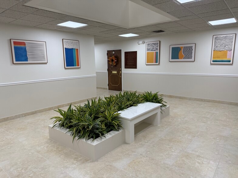 1860 Forest Hill Blvd, West Palm Beach, FL à louer - Hall d’entrée - Image 3 de 7