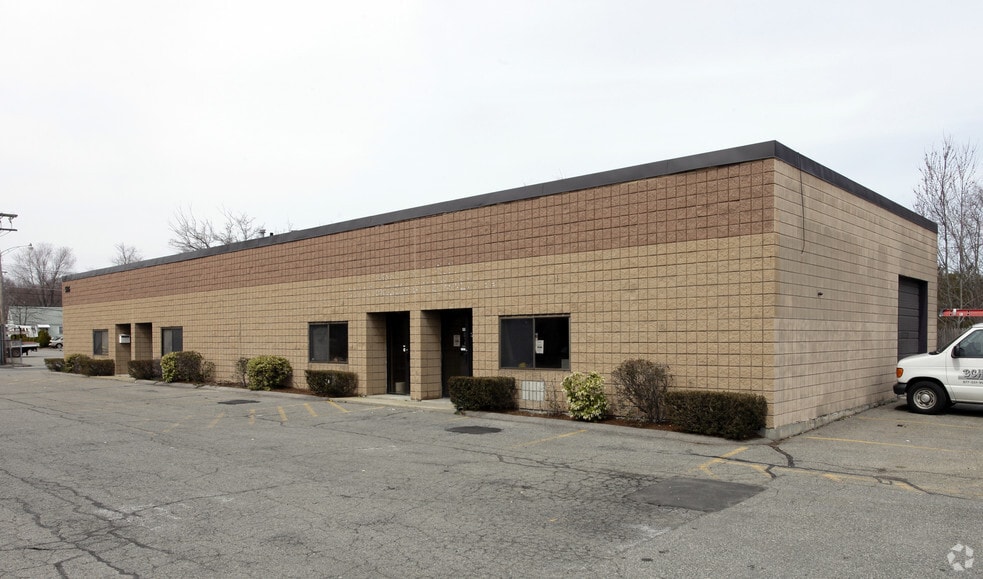 586 Pleasant St, Norwood, MA for lease - Building Photo - Image 3 of 3
