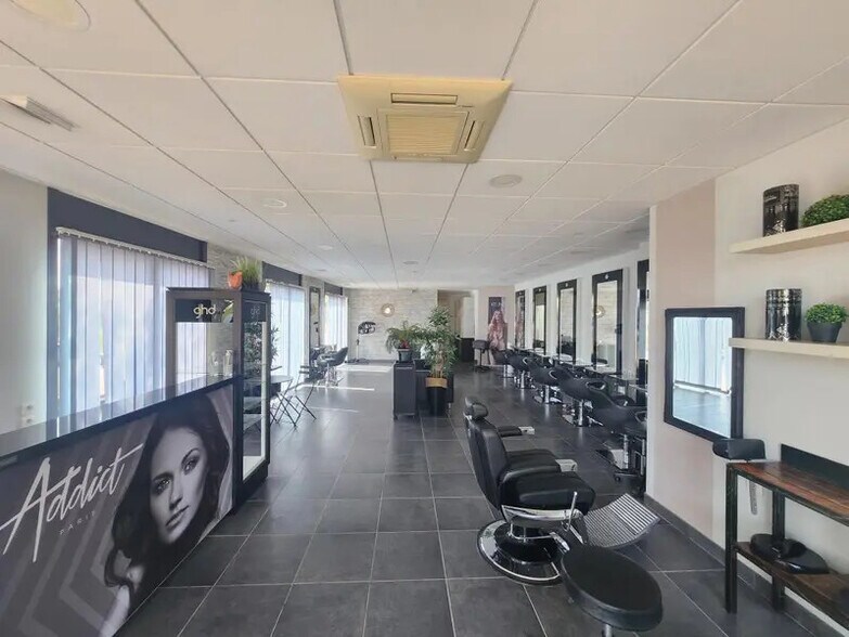 Retail in Montpellier for sale - Interior Photo - Image 2 of 10