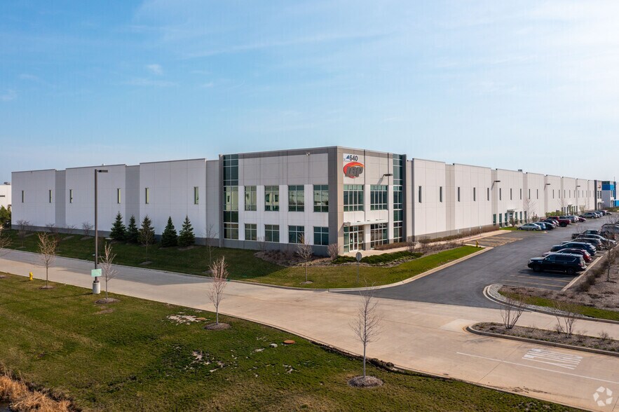 640 Remington Blvd, Bolingbrook, IL à louer - Photo du bâtiment - Image 2 de 6