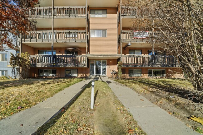 Plus de détails pour 4746 55 St, Red Deer, AB - Multi-résidentiel à vendre