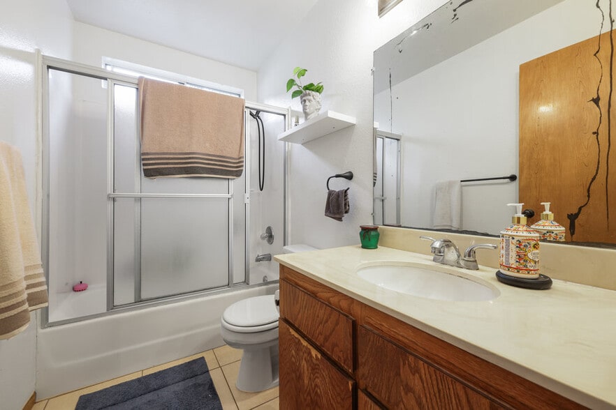 380 Plymouth Dr, Vista, CA for sale - Building Photo - Image 3 of 14