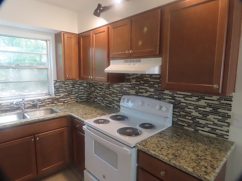 1307 Cook St, Deland, FL for sale - Interior Photo - Image 2 of 9