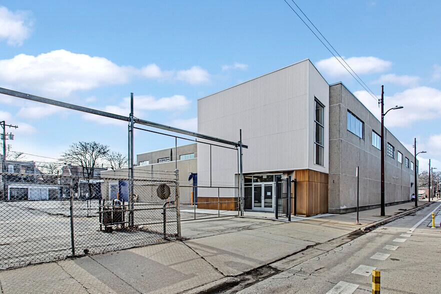 3333 W Lake St, Chicago, IL à louer - Photo du bâtiment - Image 2 de 19