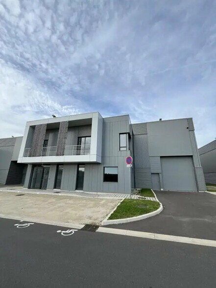 Flex in Chanteloup-en-Brie for sale - Building Photo - Image 1 of 12