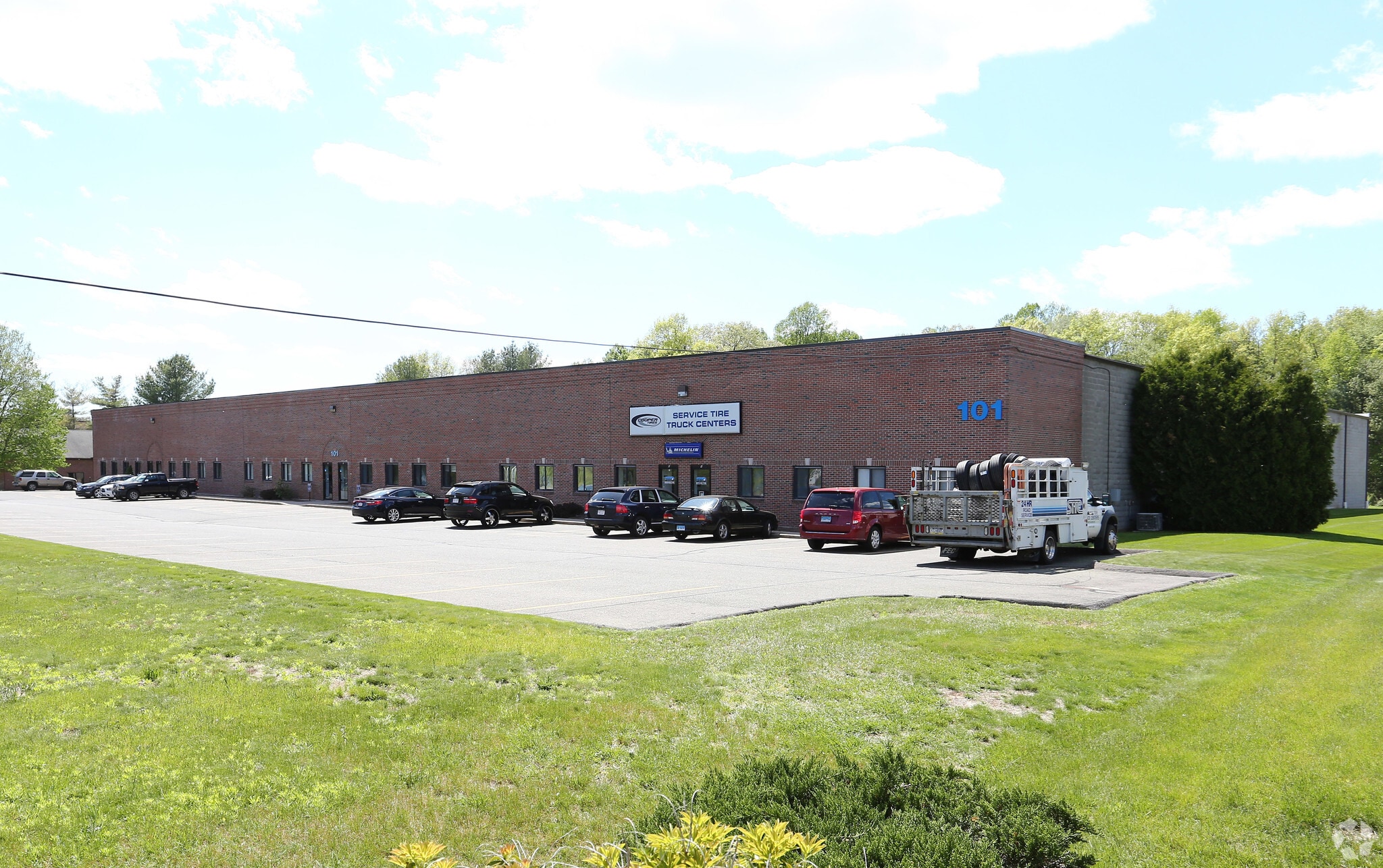 101 W Dudley Town Rd, Bloomfield, CT for lease Building Photo- Image 1 of 11